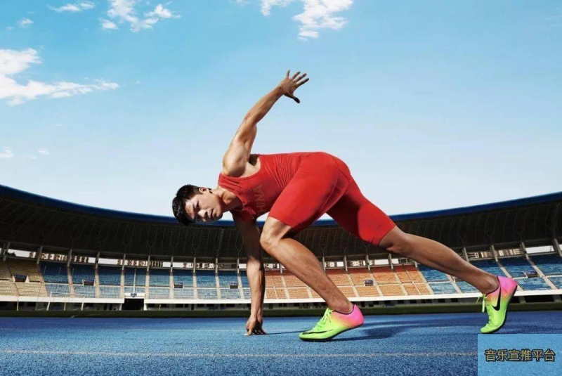 对曼联来说好消息是：姆伯莫和马兹拉维有一个人要先回来了呀！ 灵魂提问，曼联球迷想要谁先回来呢？